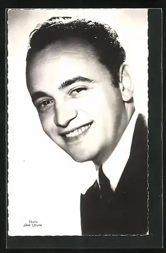 AK Schauspieler Raymond Pellegrin mit lächelndem Gesicht