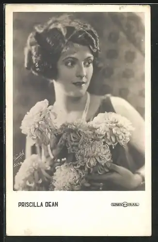 AK Schauspielerin Priscilla Dean mit Blumen