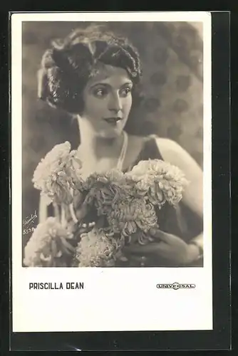 AK Schauspielerin Priscilla Dean mit Blumen