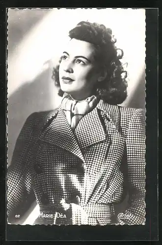AK Schauspielerin Marie Déa im Mantel