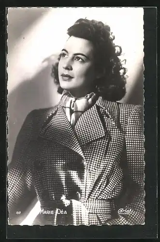 AK Schauspielerin Marie Déa im Mantel