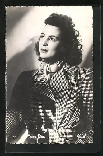 AK Schauspielerin Marie Déa im Mantel