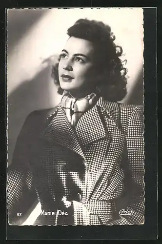 AK Schauspielerin Marie Déa im Mantel
