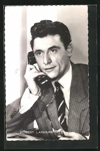 AK Schauspieler Robert Lamoureux am Telefon