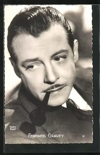 AK Schauspieler Fernand Gravey mit Pfeife
