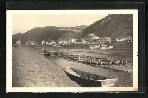 AK Stechovice, Holzstämme auf Fluss, Blick auf Restaurant und Hotel