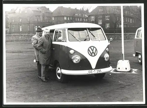Fotografie unbekannter Fotograf, Ansicht Gelsenkirchen, Auto VW Bulli T1, Kleinbus eines Volkswagen - Autohauses