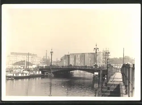 Fotografie unbekannter Fotograf, Ansicht Berlin, Weidendammbrücke mit Johannishof im Hintergrund