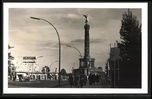 Fotografie unbekannter Fotograf, Ansicht Berlin, Baugerüst neben der Siegessäule