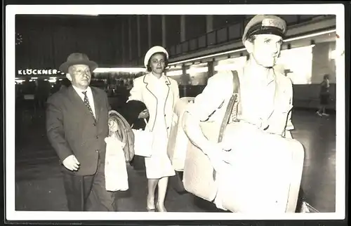 Fotografie Flughafen Berlin-Tempelhof, Fluggäste & Kofferträger im Terminal