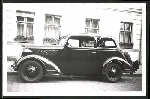 Fotografie Auto Opel 6, Fahrer mit Hut im schwarzen PKW