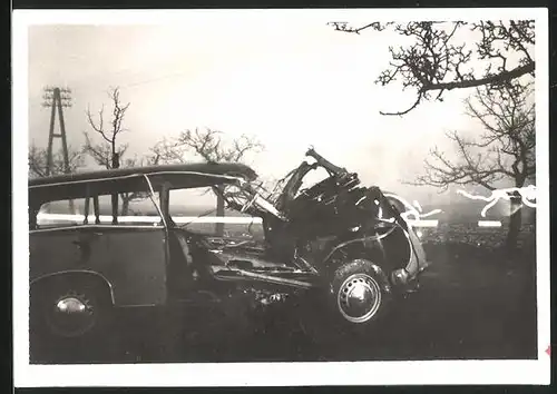 Fotografie Auto-Wrack, Totalschaden nach Unfall mit einer Eisenbahn 1957