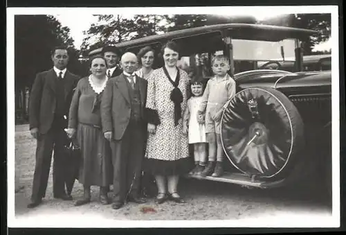Fotografie Auto Horch, Familie neben Luxus-Limousine