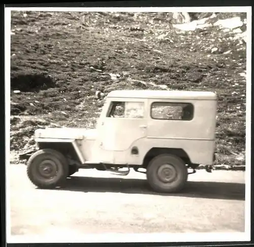 Fotografie Auto, Geländewagen mit geschlossenem Aufbau