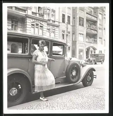 Fotografie Auto Horch, Dame im Sommerkleid lehnt an Luxus-Limousine