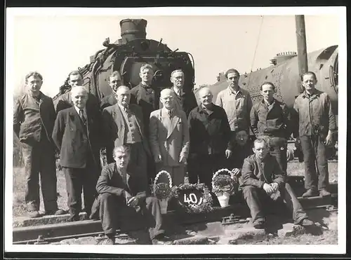 Fotografie Eisenbahn, Eisenbahner beim 40 jährigen Jubiläum vor Dampflok - Lokomotive