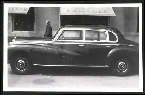 Fotografie Auto Mercedes Benz 300, Luxus-Limousine vor einem Fotoladen