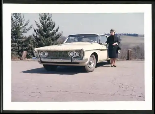 Fotografie Auto Plymouth, US-Car, Dame nebst Strassenkreuzer