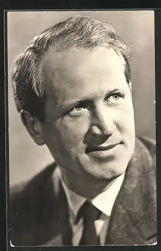AK Schauspieler Wilhelm Koch-Hooge mit Anzug und Krawatte