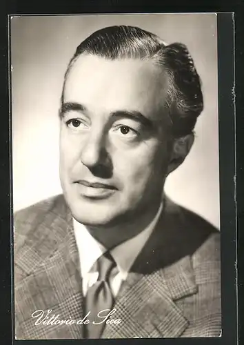 AK Schauspieler Vittorio de Sica mit Anzug und Krawatte