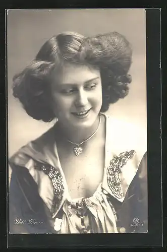 AK Schauspielerin Violet Wegner mit bezauberndem Lächeln