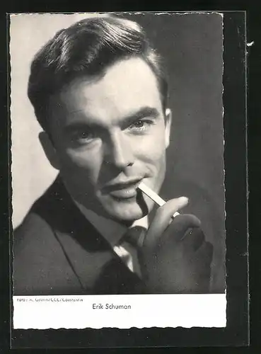 AK Schauspieler Erik Schumann mit Zigarette in der Hand