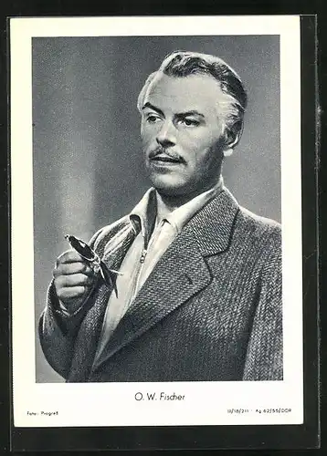 AK Schauspieler O. W. Fischer hält seine Sonnenbrille in der Hand