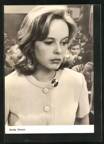AK Schauspielerin Sandy Dennis mit traurigem Blick