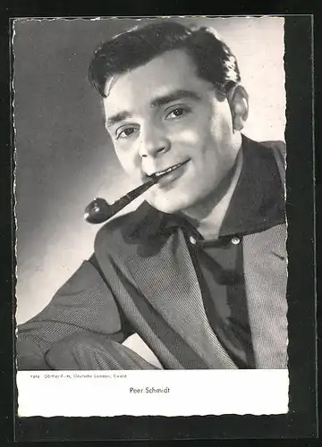 AK Schauspieler Peer Schmidt mit Pfeife im Mund