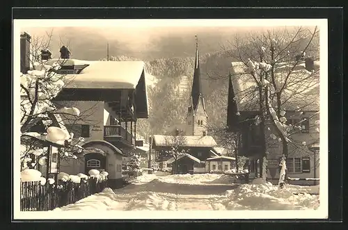 AK Bayrischzell, Dorfpartie im Winter, Blick zur Kirche