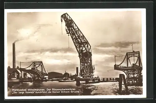 AK Wilhelmshaven, Riesenschwimmkran Der lange Heinrich durchfährt die Kaiser Wilhelm-Brücke