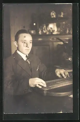 AK Mann spielt auf der Zither