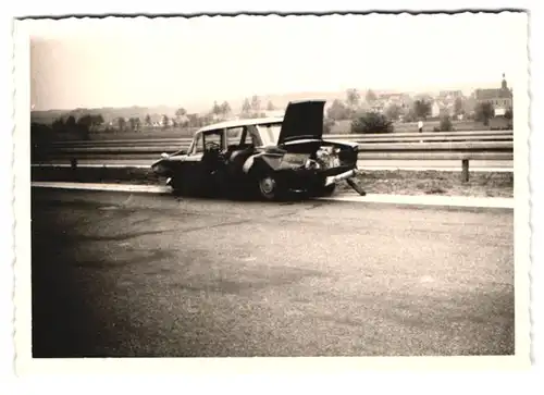 3 Fotografien Auto-Unfall, PKW nach einem Crash auf der Autobahn