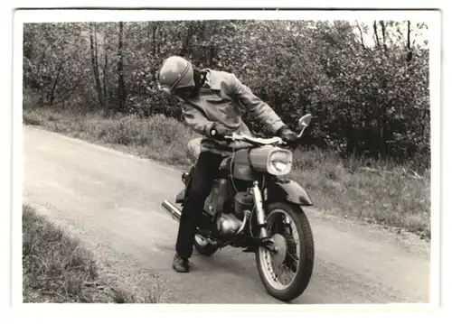 2 Fotografien Motorrad MZ, junge Frau mit Helm auf Krad sitzend