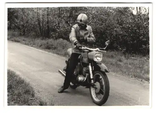 2 Fotografien Motorrad MZ, junge Frau mit Helm auf Krad sitzend