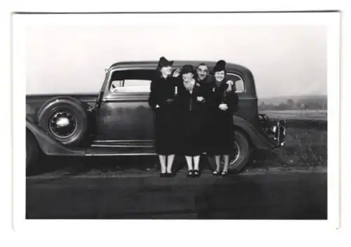 3 Fotografien Auto - Limousine, Herr & hübsche Damen posieren mit PKW