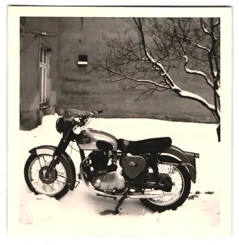 2 Fotografien Motorrad BSA, Bursche sitzt auf Krad im Schnee