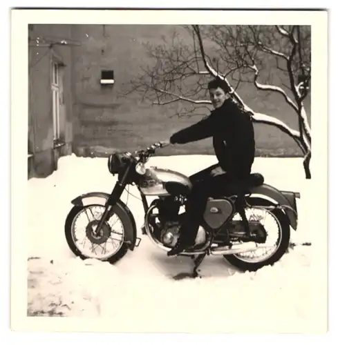 2 Fotografien Motorrad BSA, Bursche sitzt auf Krad im Schnee