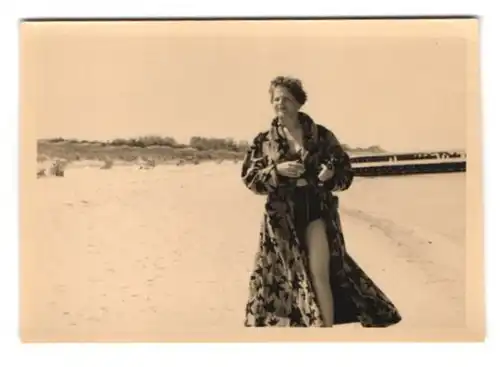 4 Fotografien Bademode, Damen im Badeanzug in einem Strandbad an der Ostsee