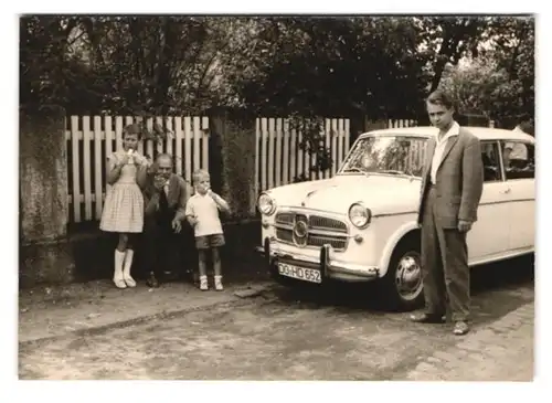 2 Fotografien unbekannter Fotograf, Ansicht Dortmund, Westfalenpark, Auto NSU-Fiat 4-Türer