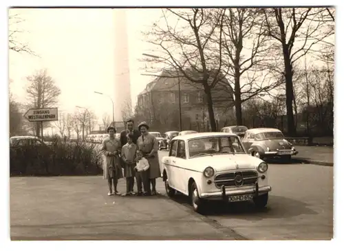 2 Fotografien unbekannter Fotograf, Ansicht Dortmund, Westfalenpark, Auto NSU-Fiat 4-Türer