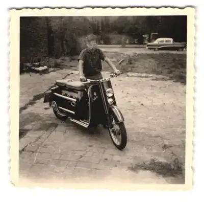 2 Fotografien Motorrad DKW Hobby, Knabe & Herr mit Motorroller