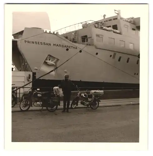 5 Fotografien unbekannter Fotograf, Ansicht Frederikshavn, Fährschiff Prinsessan Margaretha im Hafen, Motorrad Zündapp