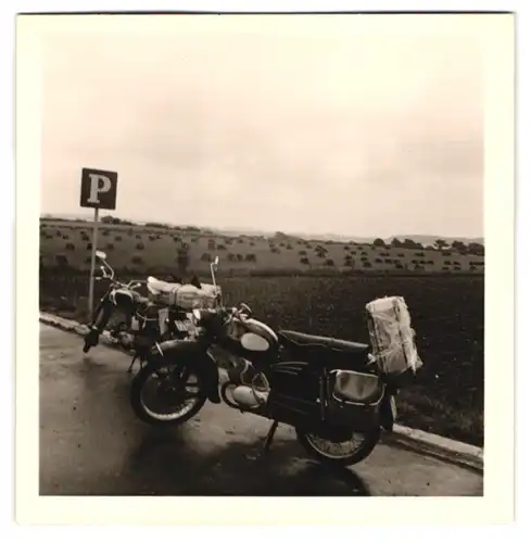 5 Fotografien unbekannter Fotograf, Ansicht Frederikshavn, Fährschiff Prinsessan Margaretha im Hafen, Motorrad Zündapp