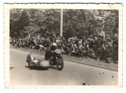 7 Fotografien Motorrad-Rennen mit & ohne Seitenwagen, Rennmotorräder & Zuschauer an der Strecke