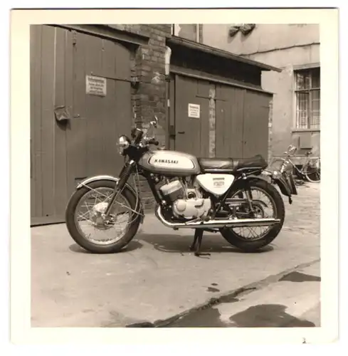 6 Fotografien Motorrad Kawasaki 350 Special, Krad auf einem Garagenhof 1970