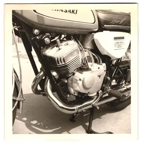 6 Fotografien Motorrad Kawasaki 350 Special, Krad auf einem Garagenhof 1970