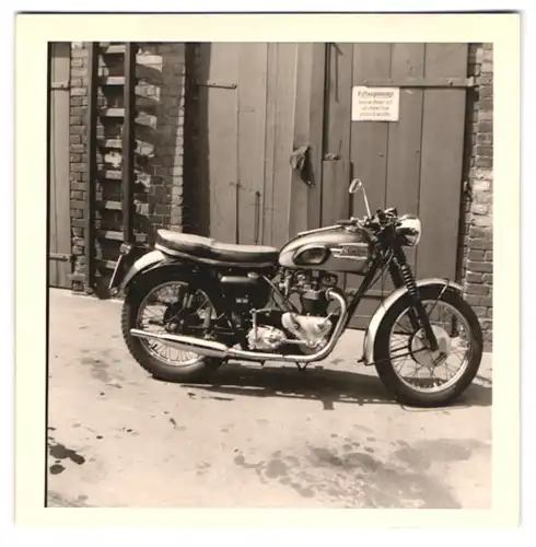 6 Fotografien Motorrad Triumph, Krad mit Kennzeichen Berlin auf einem Garagenhof 1965