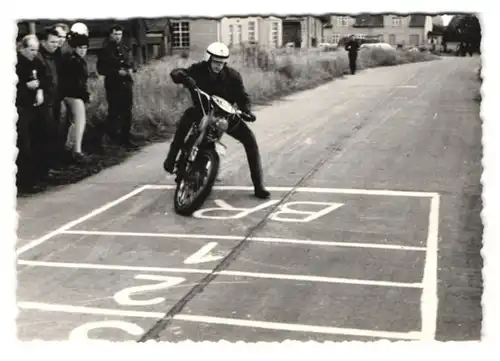 5 Fotografien Bittner, Stzrausberg, Ansicht Strausberg, Rennmotorrad MZ-ES 125, GST-Motorradrennen