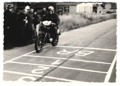 5 Fotografien Bittner, Stzrausberg, Ansicht Strausberg, Rennmotorrad MZ-ES 125, GST-Motorradrennen